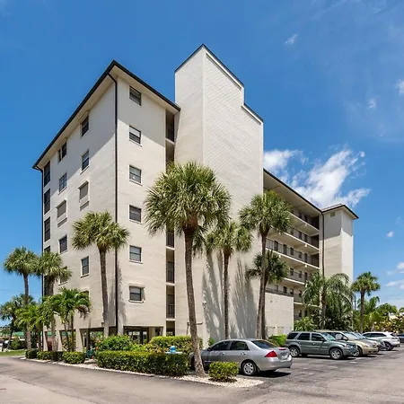 Estero Cove 132 - Beautifully Updated!! Condo